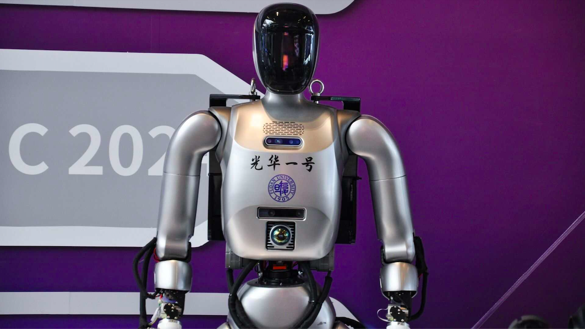 Robot Humanoid Trung Quốc Gây Sốt Với Trận Bóng Đá AI: Khi Máy Móc Hứa Hẹn Hơn Con Người